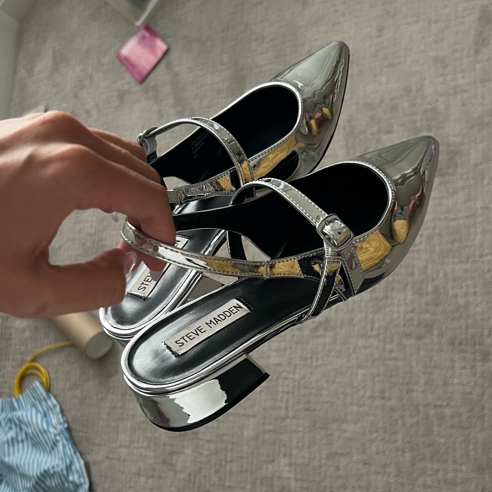 Pointy toe chrome mules